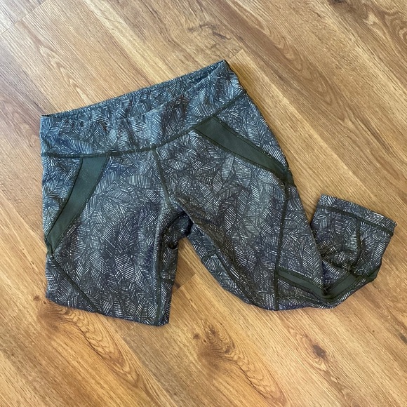 Lululemon Leafy 🍃 Cropped Leggings size 4/6 - Picture 2 of 6